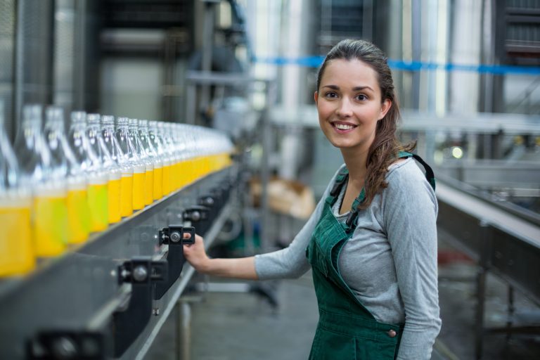 Mitarbeiter an der Abfüllmaschine in Waldsassen