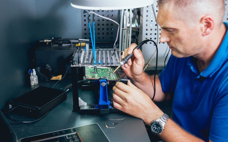 Mitarbeiter Elektronikfertigung Radeberg