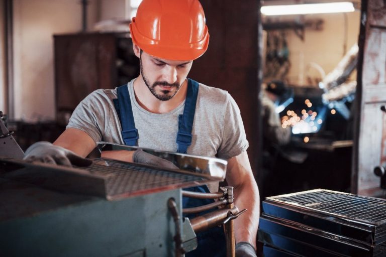Arbeit in der Produktion – Raschau-Markersbach
