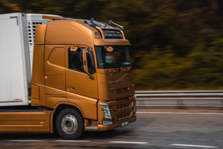 LKW-Fahrer CE für Tank-Sattelzug in Hamburg – bis 3200 EUR brutto + Spesen und Extras