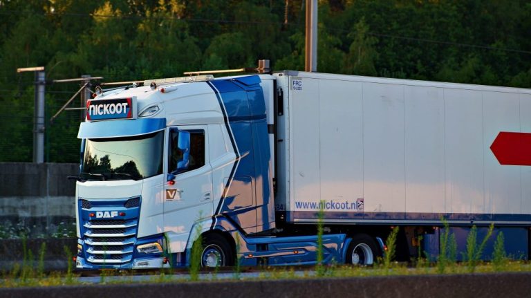 LKW-Fahrer CE im Fernverkehr – ca. 3.000 € brutto + Spesen + Prämien – Direktvermittlung